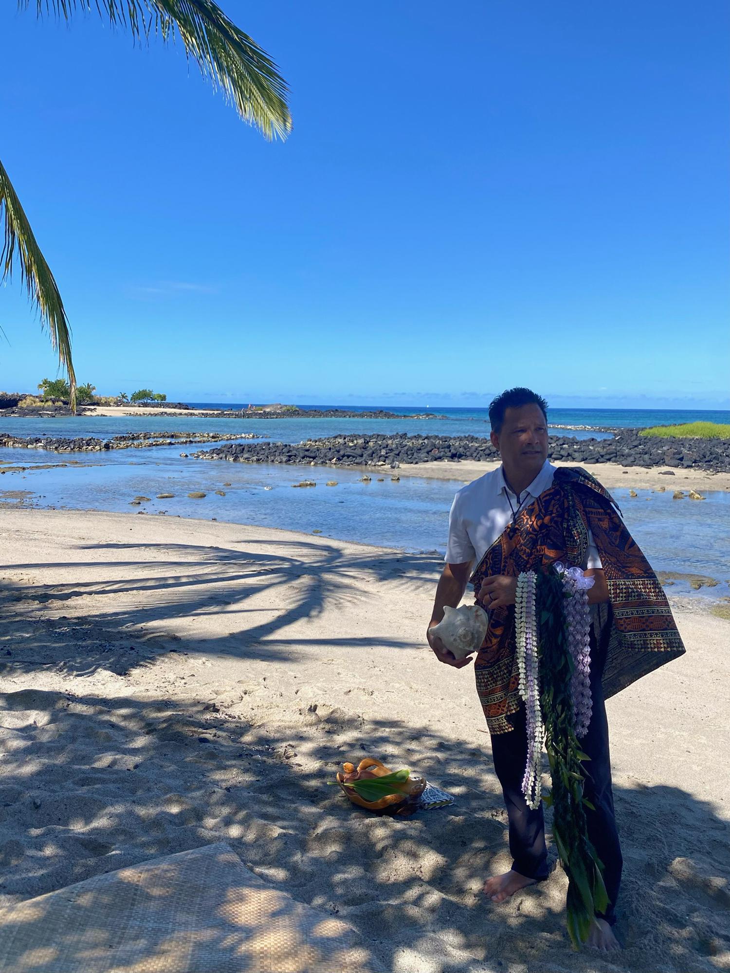 Kahu Tom waiting for the couple to arrive