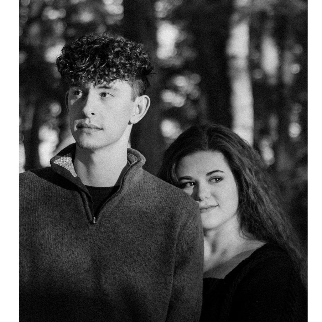 Engagement pictures at Vaughan Woods