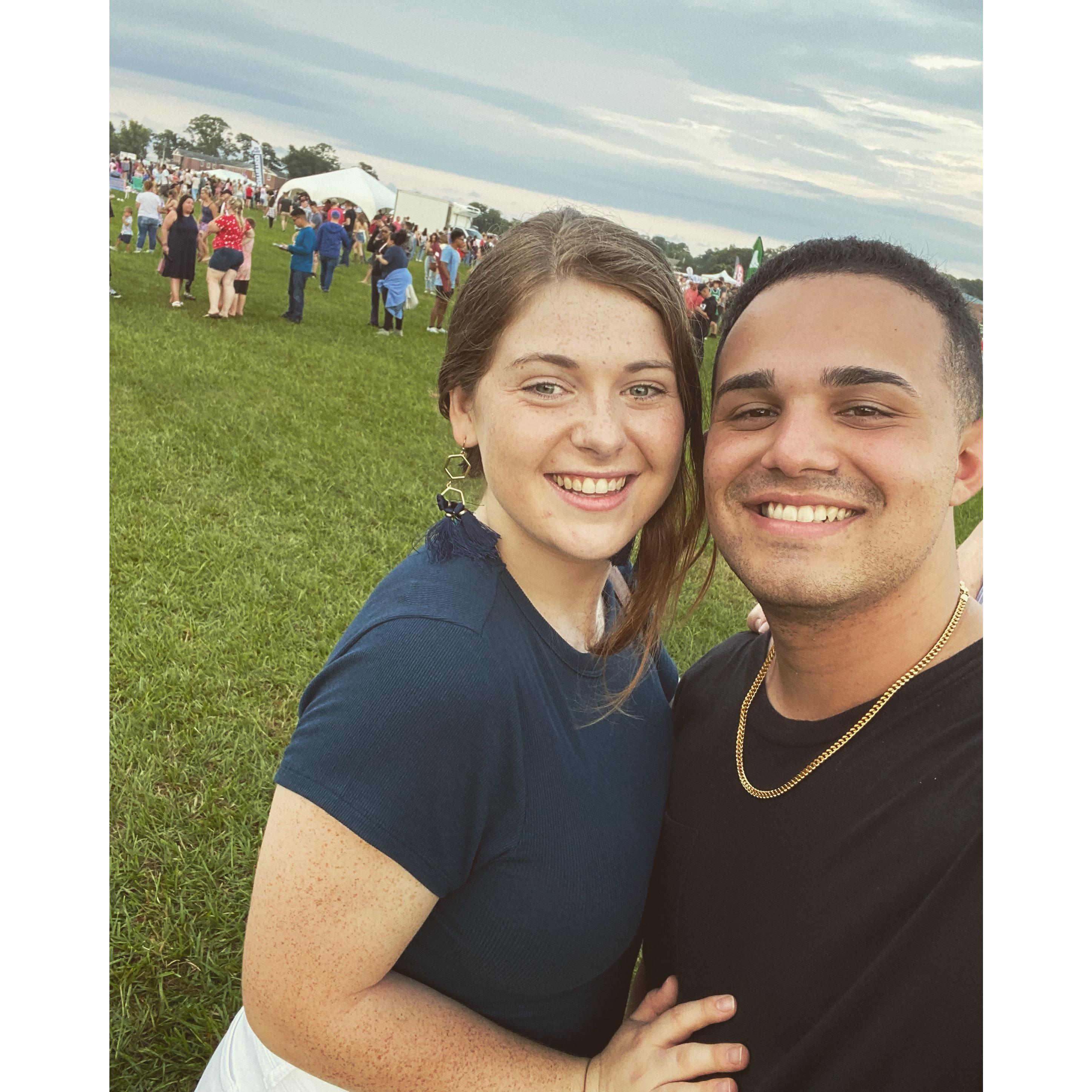 Our first Fourth of July together!  We celebrated this holiday at a fireworks show in Camp Lejeune, North Carolina.

Primer cuatro de Julio juntos. Celebramos con fuegos artificiales en Camp Lejeune.