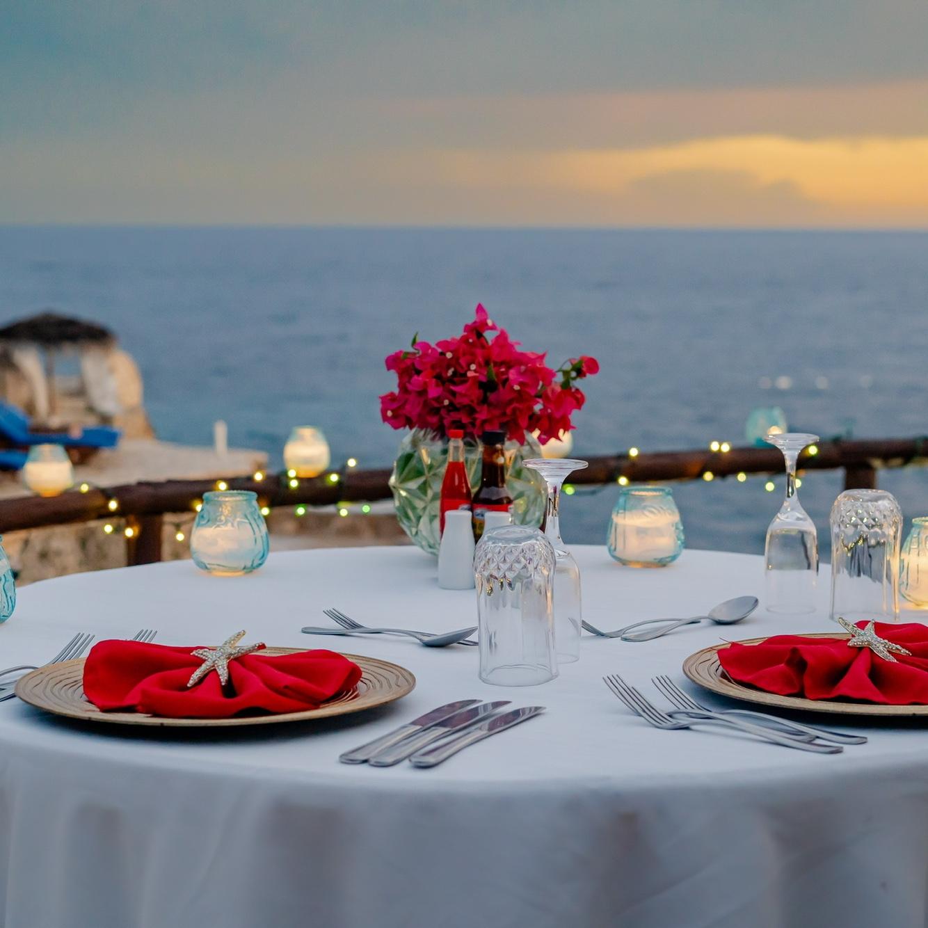 The dreamy engagement dinner by the coast of the Caribbean Sea!