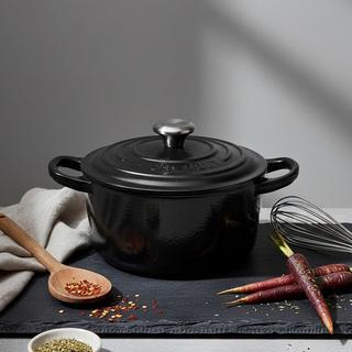 Signature Round Dutch Oven