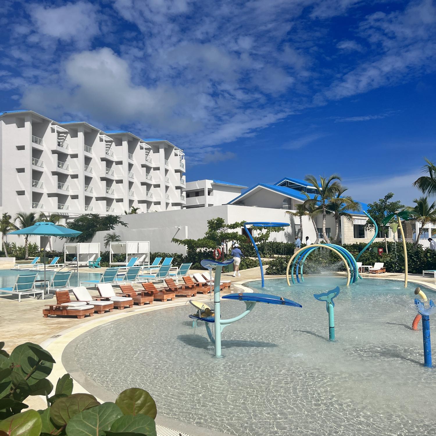 Kids splash pad! Just look how cute those loungers are !!