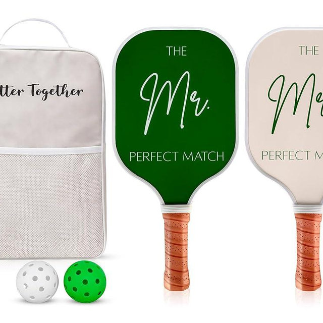 Mr & Mrs Pickleball Paddle Set for Couples (His & Hers) – Cute Engagement Gift, Wedding Set, Fiberglass Paddles, Carry Bag + 2 Pickleballs