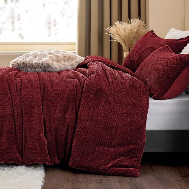 ChiXpace Fluffy Queen Comforter Set - Furry Burgundy Leaves Pattern Faux Fur Bed Set, Winter Ultra Soft Fuzzy Comfort Set, Velvet Bedding Set for Bed with 2 Pillow Cases