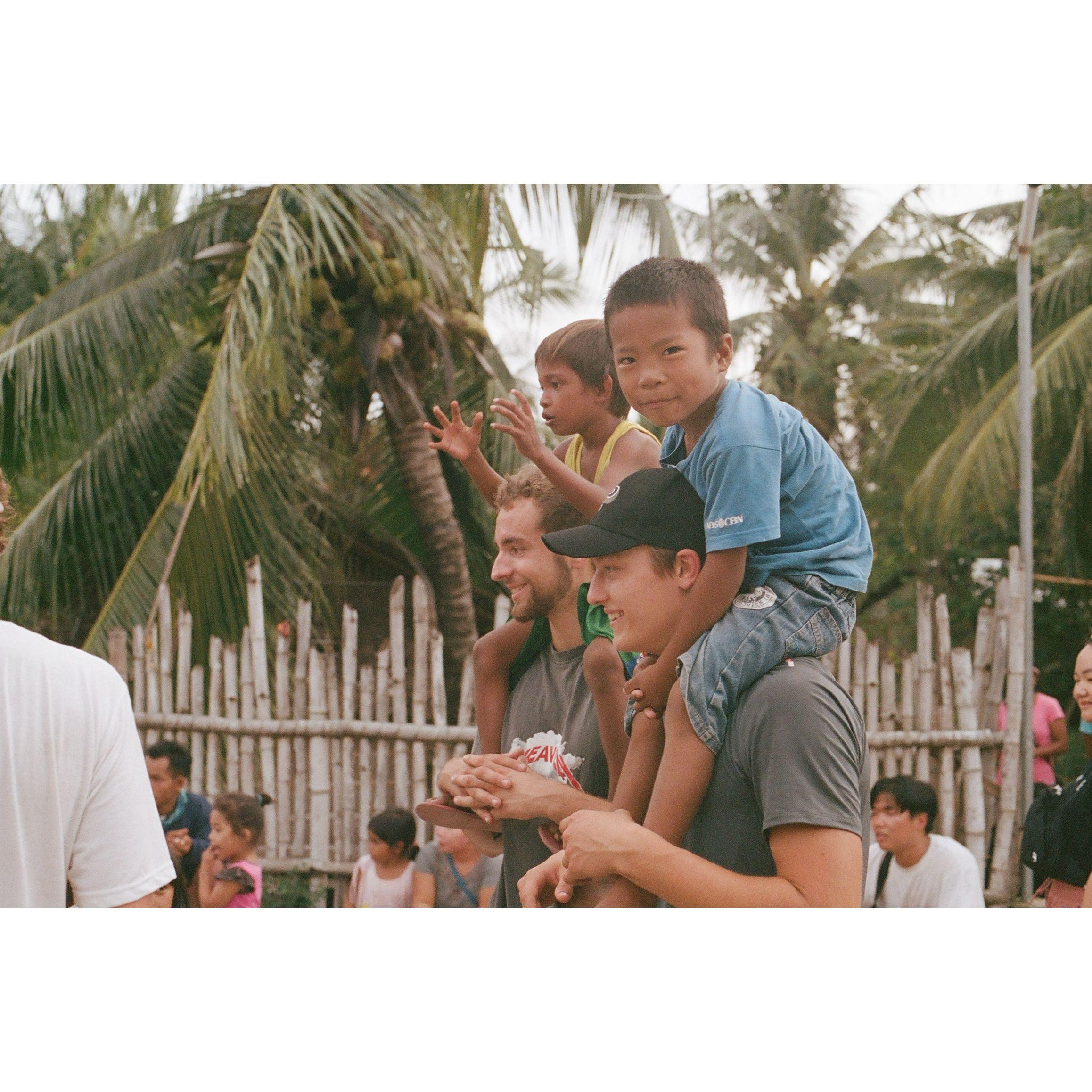 Christophe in the Philippines with the cutest kids.
Christophe in de Filipijnen met de schattigste kinderen.