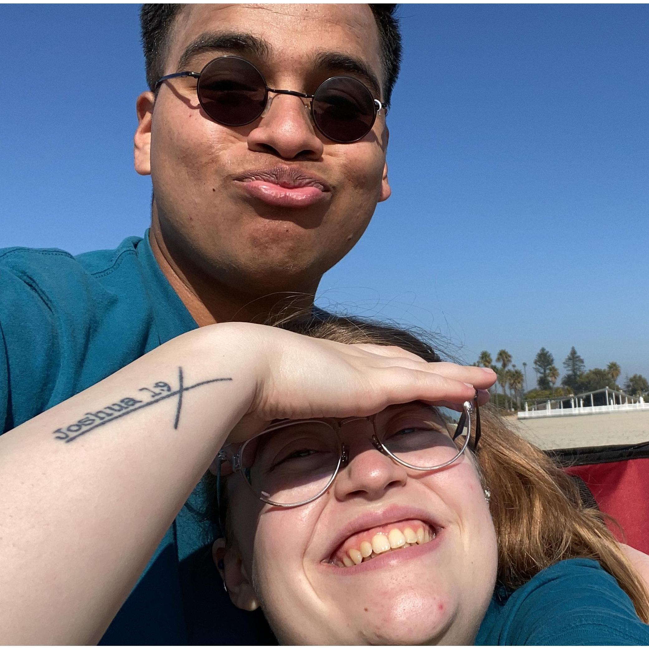 A fun photo taken during one of our many beach days.
Una divertida foto tomada durante uno de nuestros muchos días de playa.