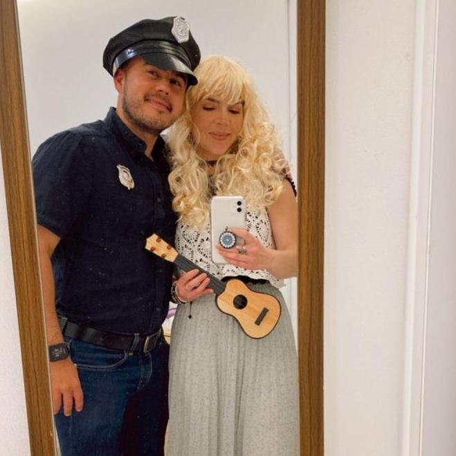 Fiesta temática de "Friends". Fran de Officer Goodbody y Ale de Phoebe - 2022