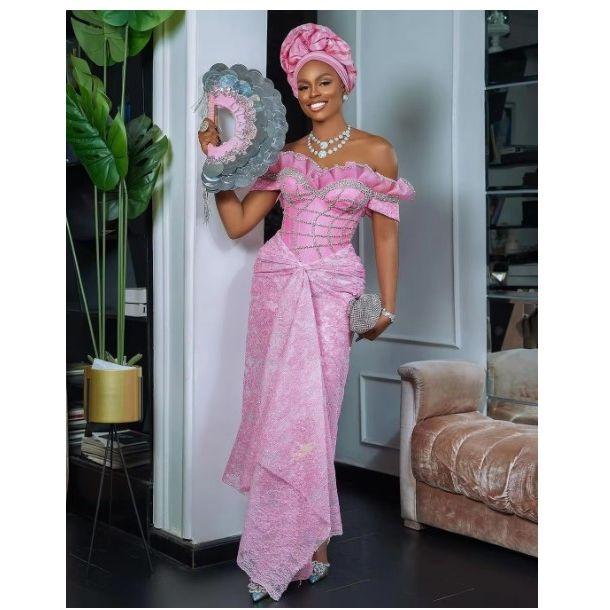 To go all out, guests can bring a fan, and wear a gele or head wrap