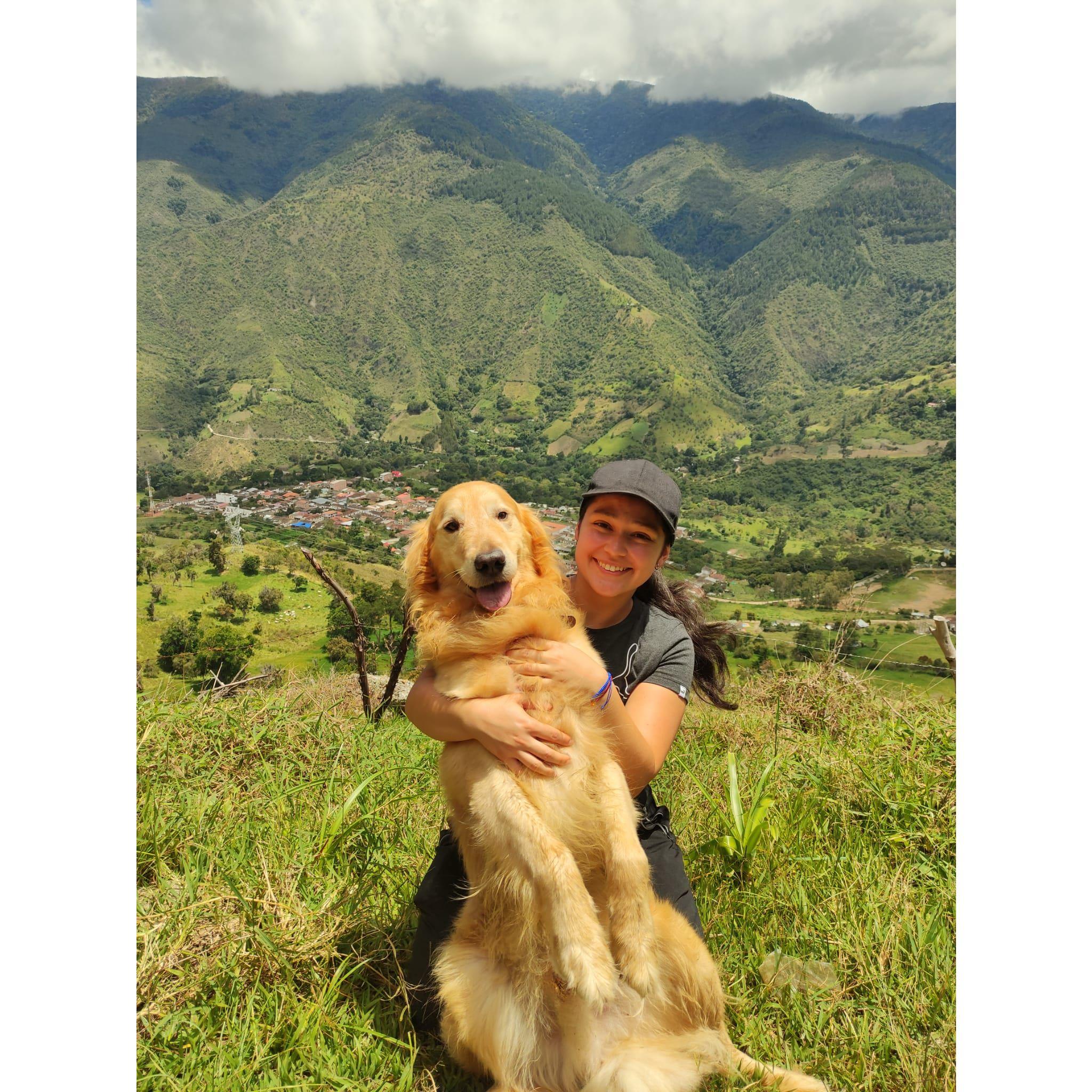 Maria y Coco con el paisaje de Matanza