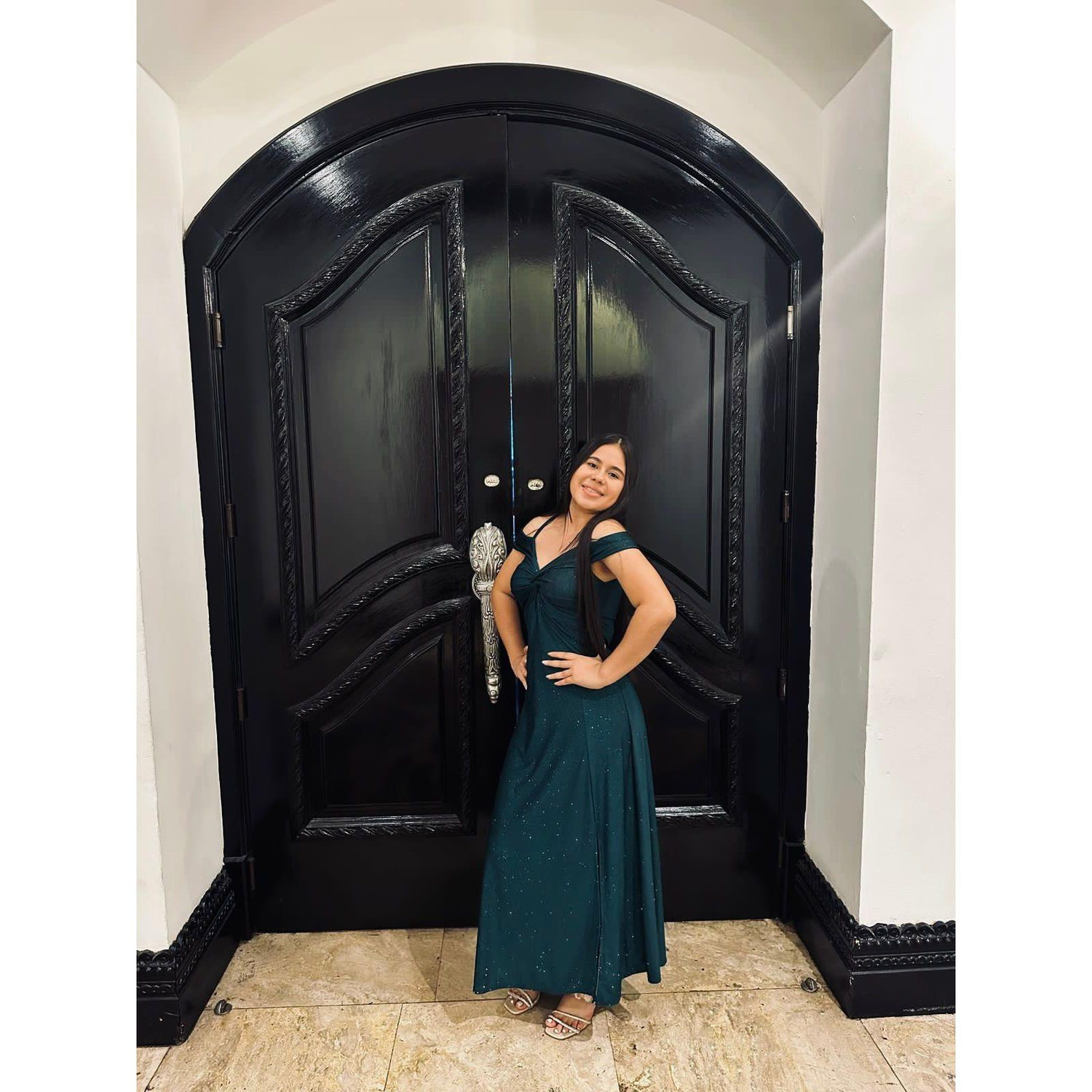 👑 Hoy brillo con la luz de los sueños y la dulzura de los recuerdos. Bienvenidos a mi mágica celebración de quince años.