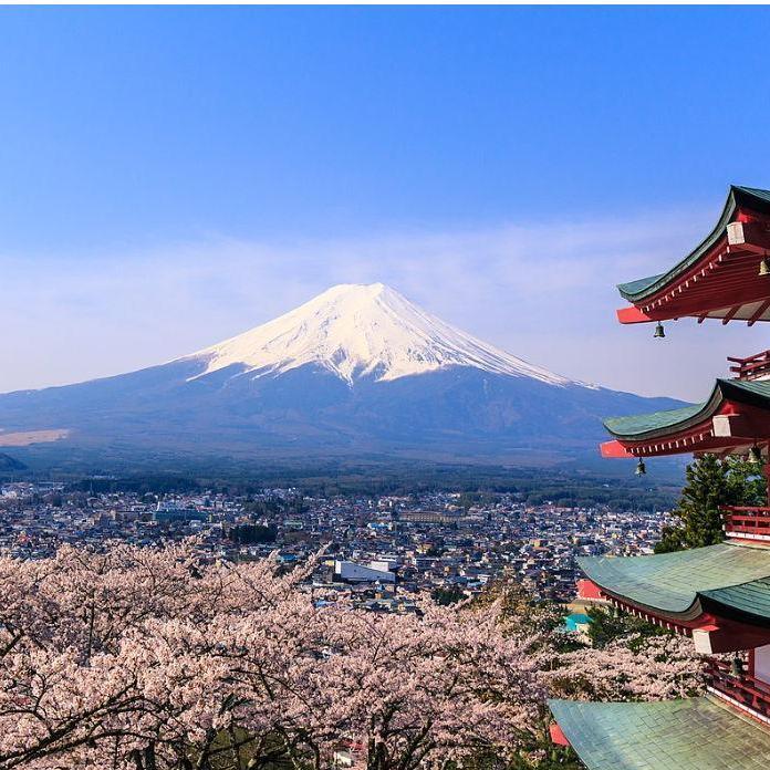 Il Monte Fuji, 3.776 metri di altezza, è la vetta più alta del Giappone. La sua sommità è tecnicamente fuori dai confini del Giappone per alcuni metri. Questo perché la linea che separa la prefettura di Shizuoka dalla prefettura di Yamanashi, attraverso cui passa la vetta del Fuji, non è perfettamente dritta. Di conseguenza, una piccola parte della cima del Monte Fuji si trova nella prefettura di Shizuoka, mentre la maggior parte si trova in quella di Yamanashi.
Rising 3,776 metres, Mount Fuji is the highest peak in Japan. Mount Fuji summit is technically outside Japan's borders by a few metres. This is because the line separating Shizuoka Prefecture from Yamanashi Prefecture, through which Fuji's summit passes, is not perfectly straight. As a result, a small part of Mount Fuji's summit lies in Shizuoka Prefecture, while most is in Yamanashi Prefecture.