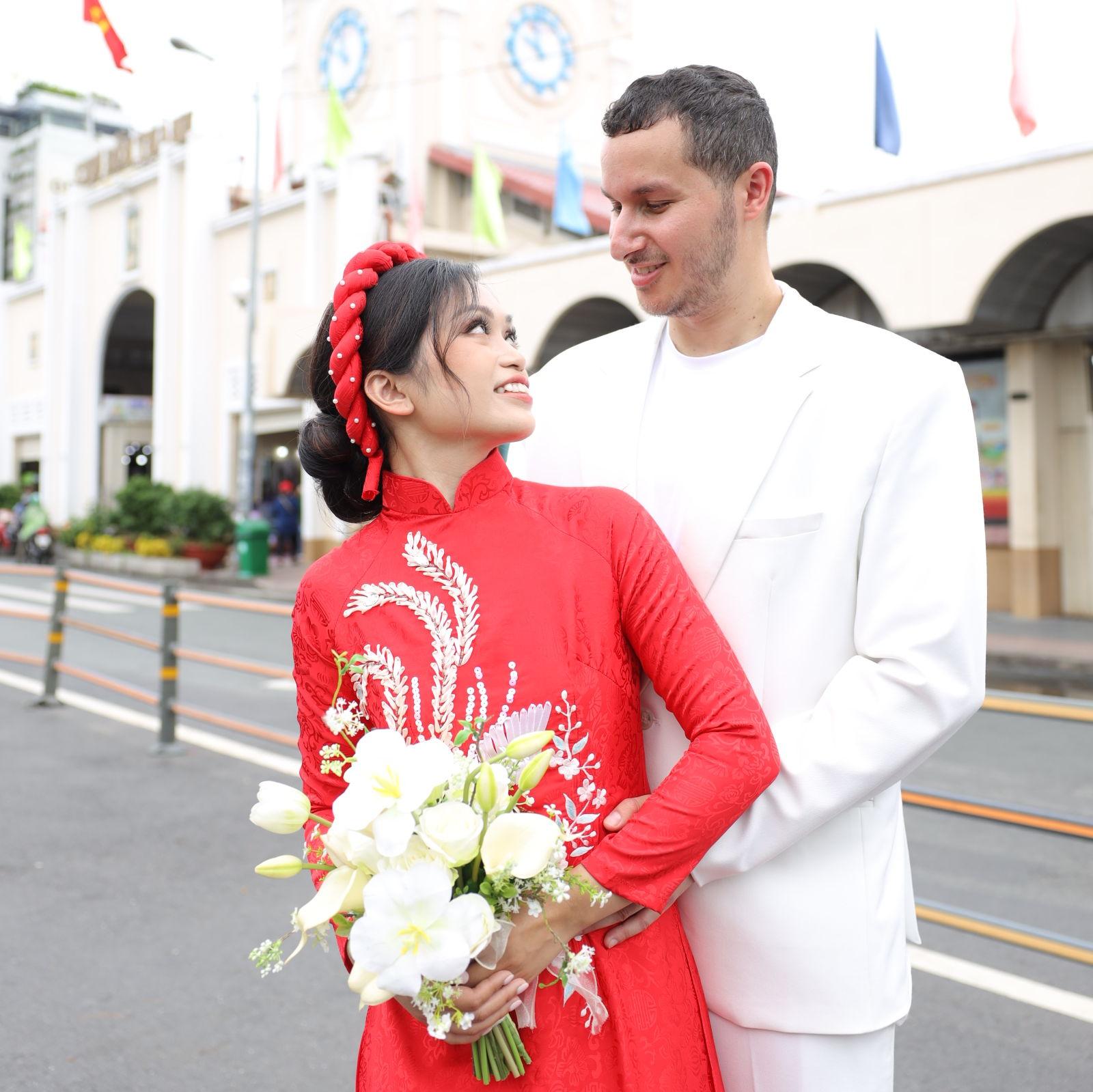 In front of Cho Ben Thanh