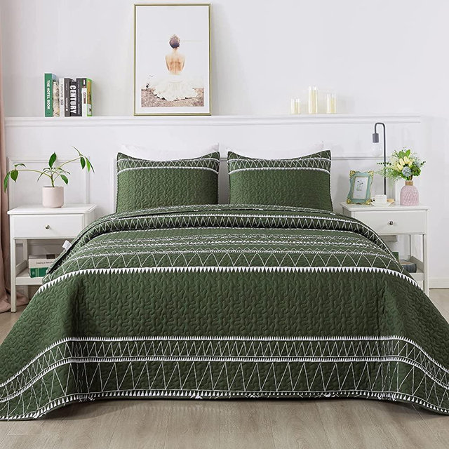 Andency Green Quilt Set Queen (90x96 Inch), 3 Pieces(1 Striped Triangle Printed Quilt and 2 Pillowcases), Bohemian Summer Lightweight Reversible Microfiber Bedspread Coverlet Sets