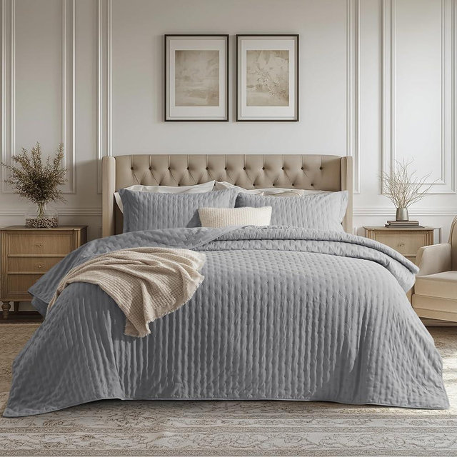 Bedsure Quilts Queen Size - Ultra Soft Queen Quilt Bedding Set for Modern & Scandinavian Bedrooms, Lightweight All-Season Comforter with 2 Pillow Shams, Grey Summer Bedspread Coverlet 90x96 Inch