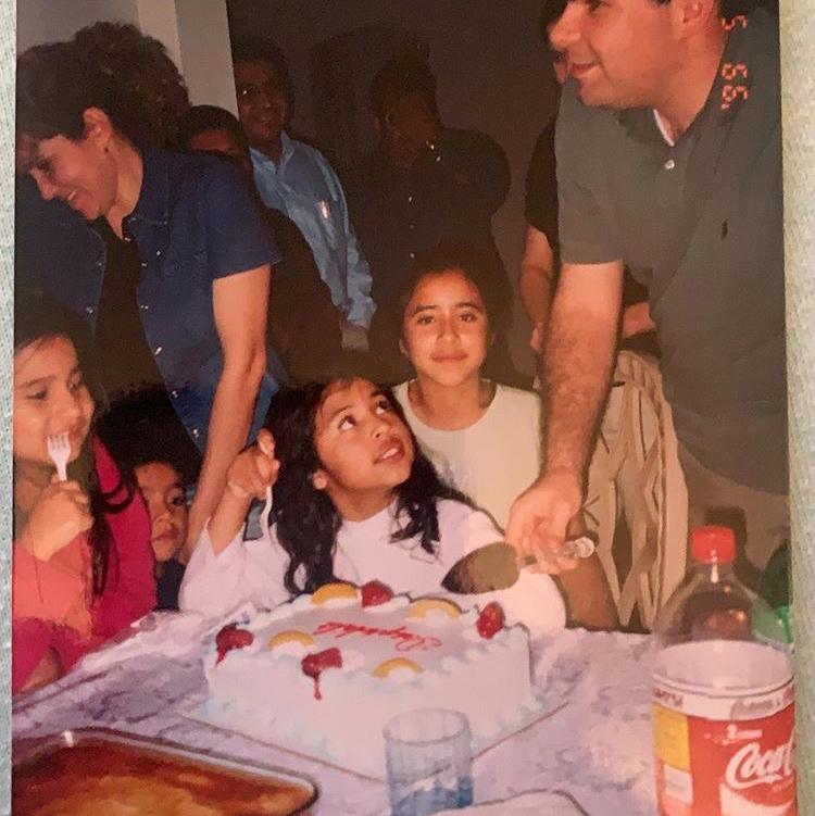 A picture from when we were kids! Can you spot us?

Una foto de cuando éramos niños! ¿Puede encontrarnos?