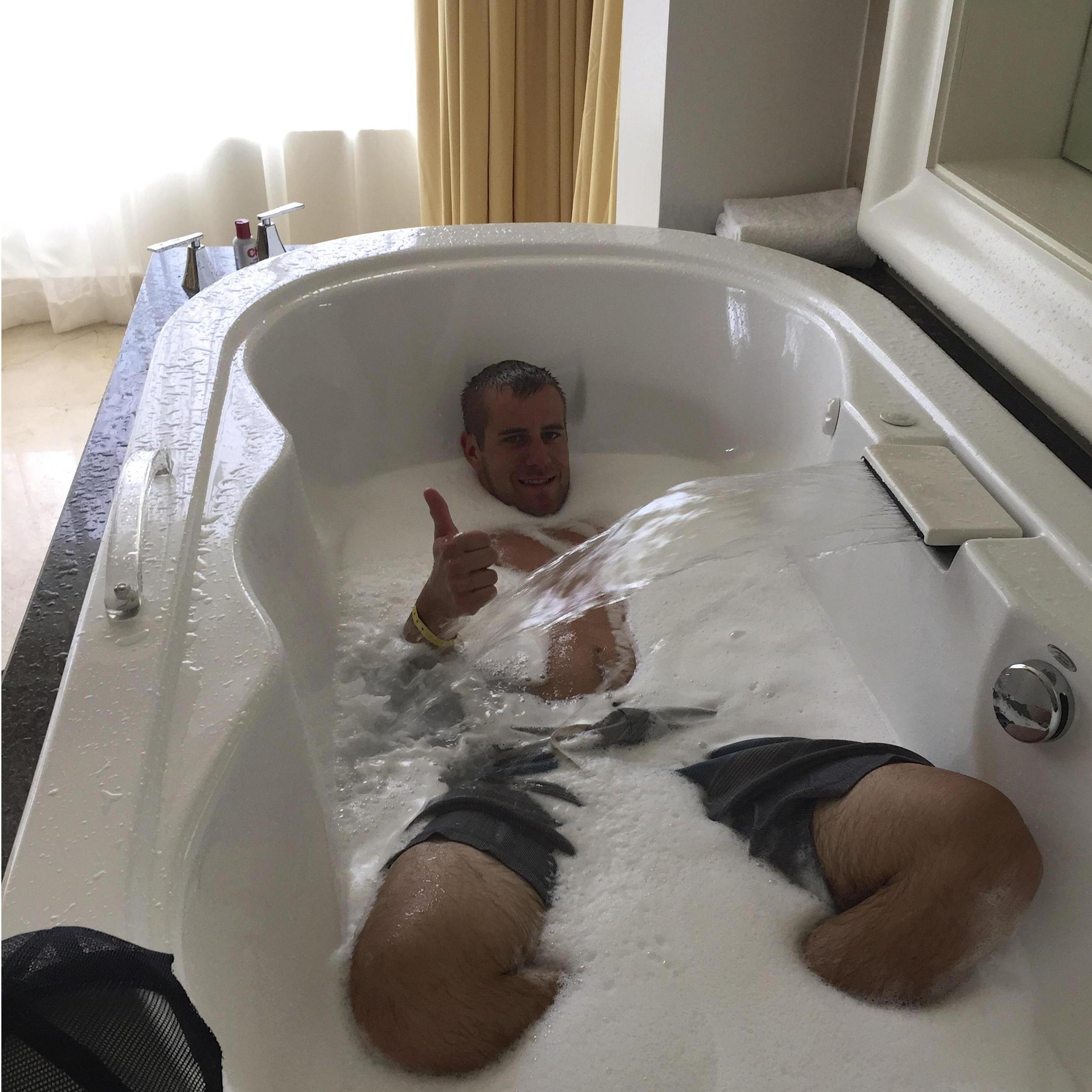 cancun jacuzzi tub lol