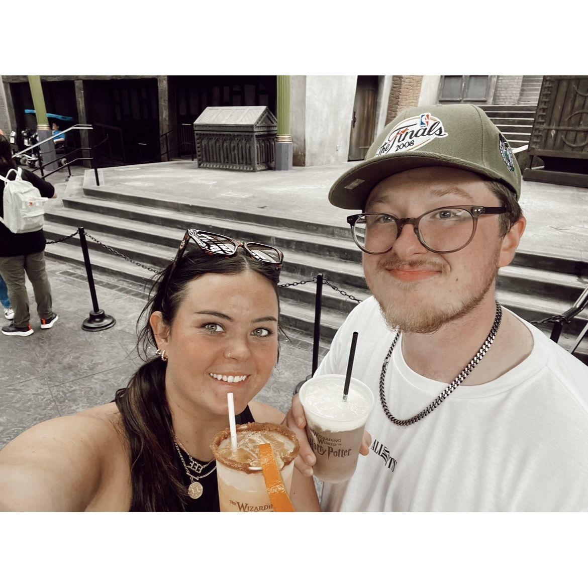 Another day in Hogwarts with the yummiest drinks — butterbeer and all the magical vibes. We’ll never forget how fun (and delicious) this day was!