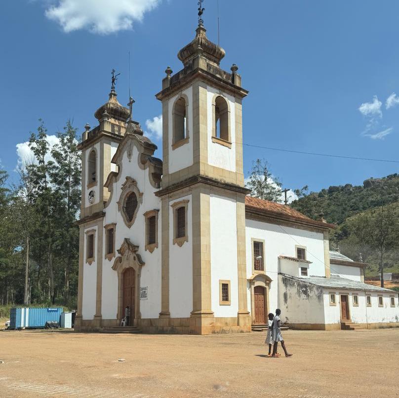 A capela é um monumento histórico emblemático, construído na segunda metade do século XX e situado no coração do antigo planalto do Wako Kungo.