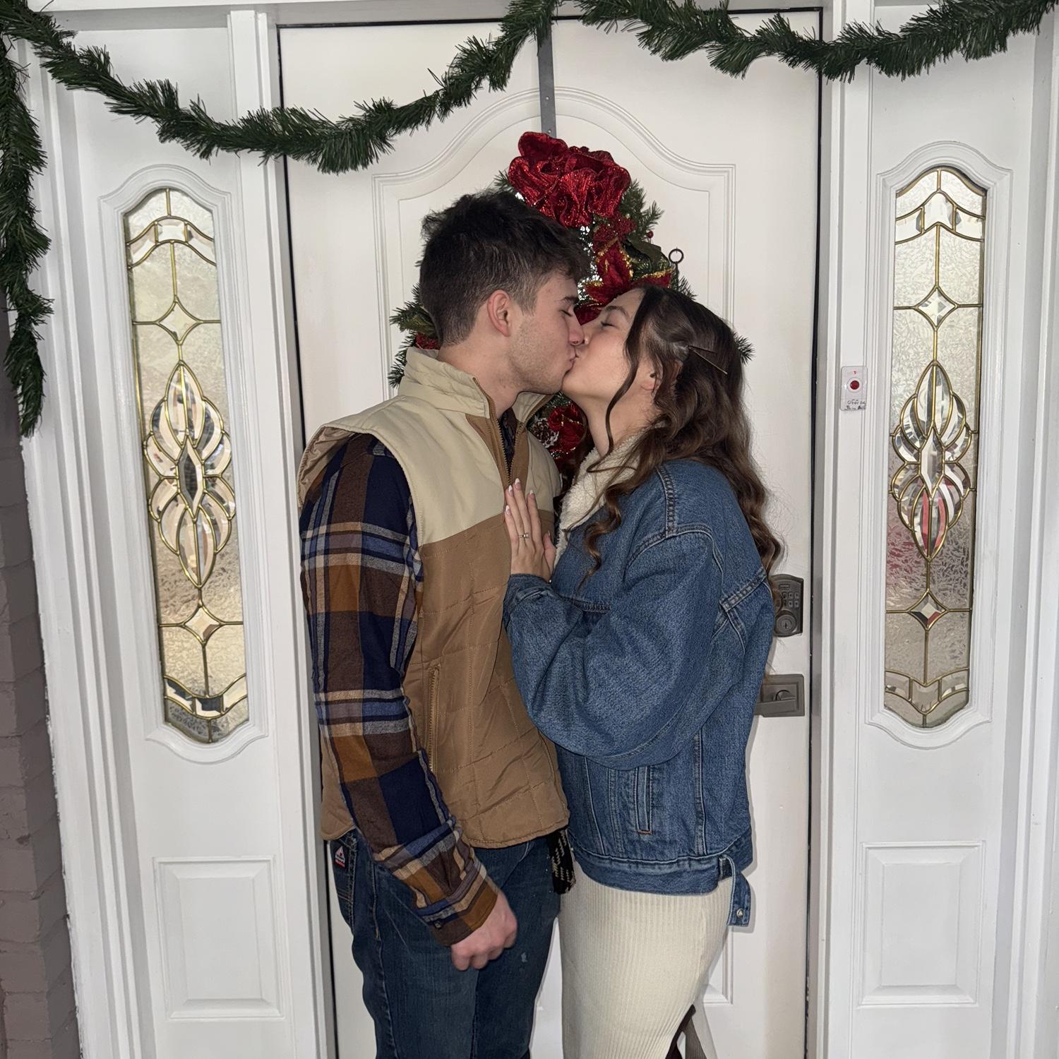 Christmas kiss 🥹😳