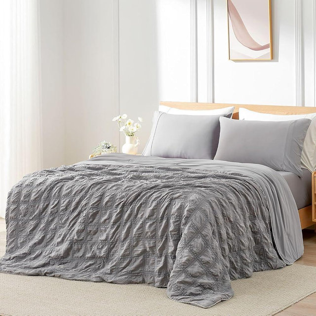 Cozy Bliss Cooling Comforter King Size Seersucker Plaid, Q-Max 0.4 Reversible Lightweight Cooling Blanket, Breathable Silk Smooth Summer Bedding Quilt for Hot Sleepers Night Sweats Dark Grey