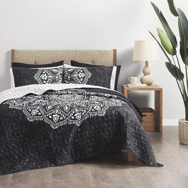 Comfort Spaces Reversible Quilt Set-Vermicelli Stitching Design All Season, Lightweight, Coverlet Bedspread Bedding, Matching Shams, King/Cal King (104 in x 90 in), Ava Medallion Black 3 Piece