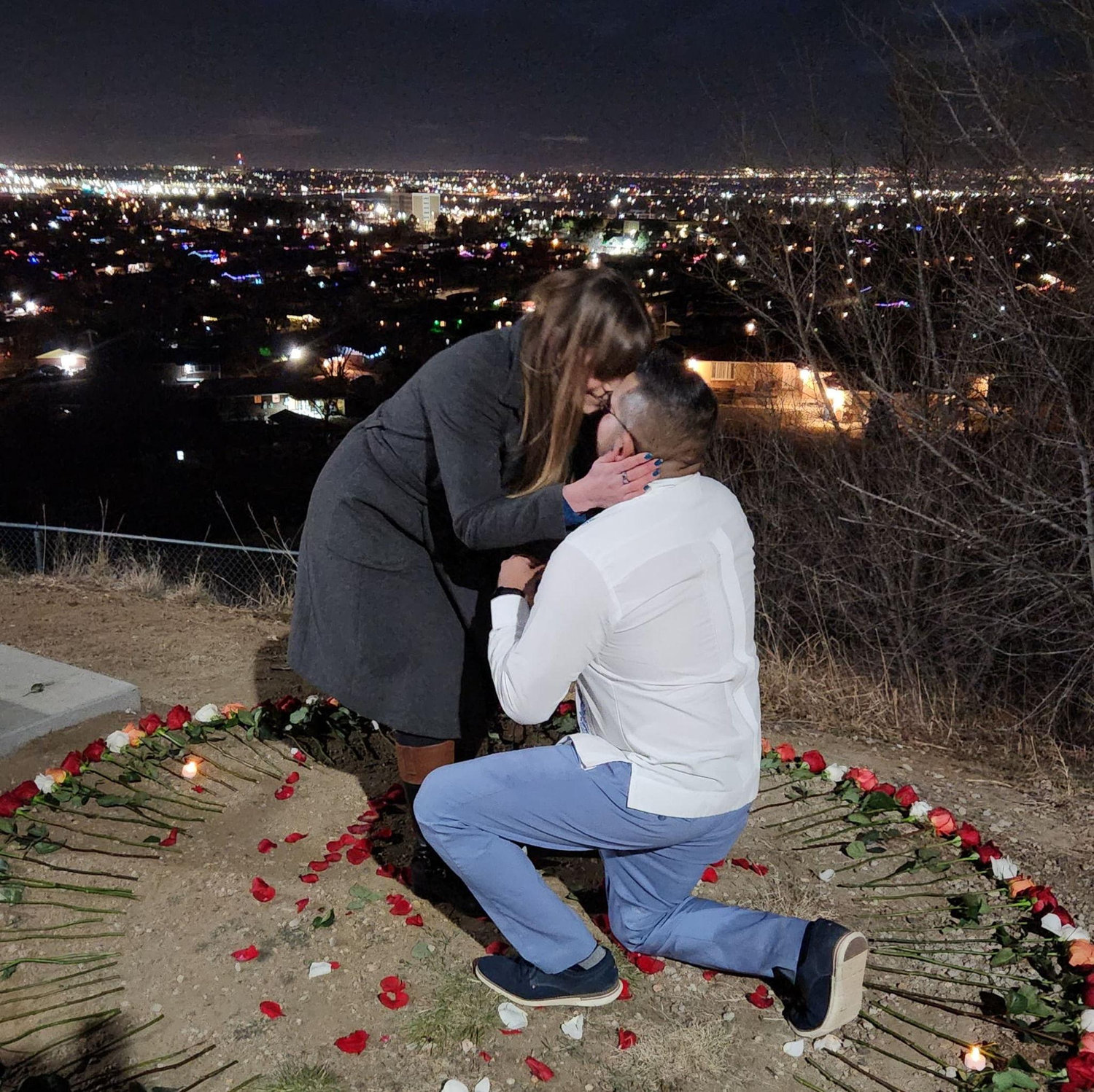 Carlos proposes to Raquel and she says yes before he finishes asking. | Carlos le propone matrimonio a Raquel y ella acepta antes de que él termine de preguntar.