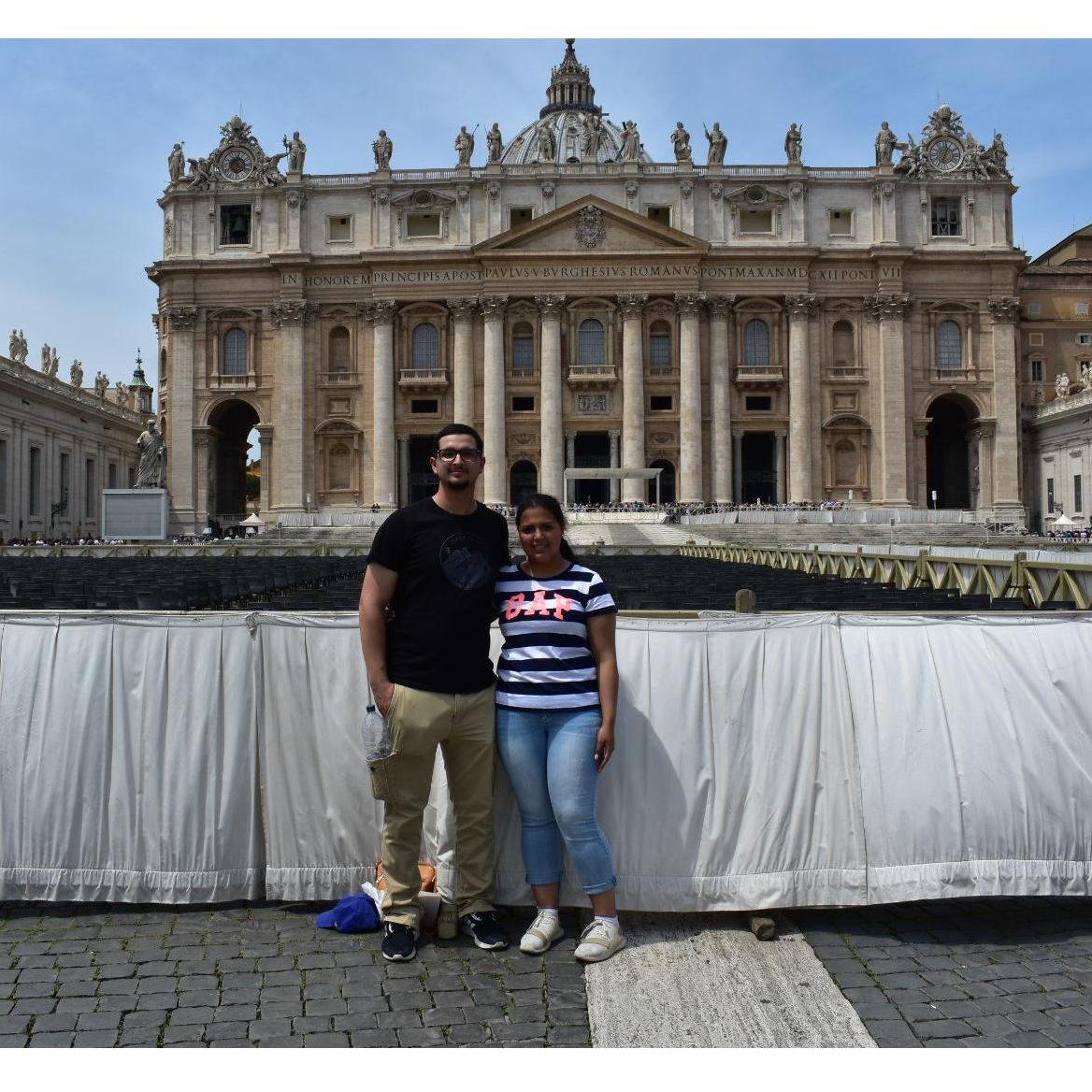 En frente de la basilica de San Pedro 2018