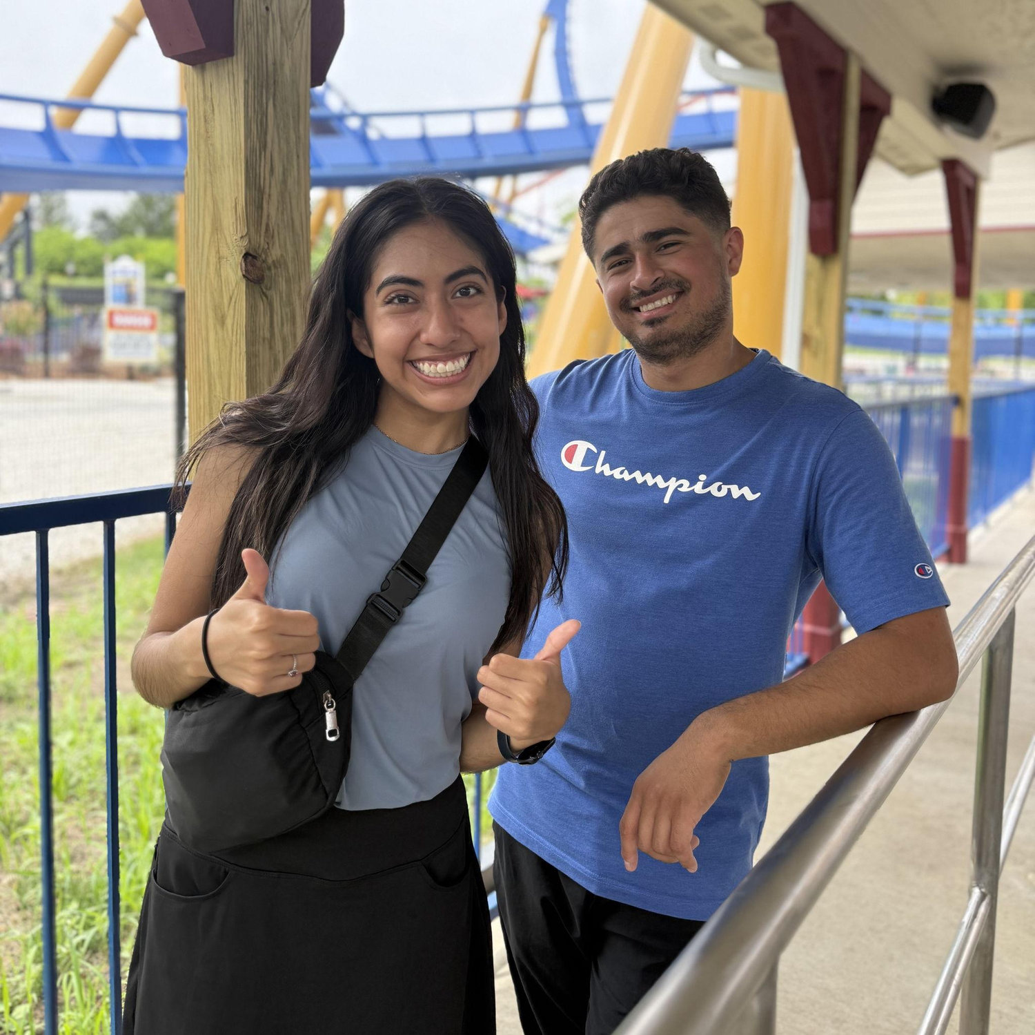 WE LOVEEEEE SIX FLAGS