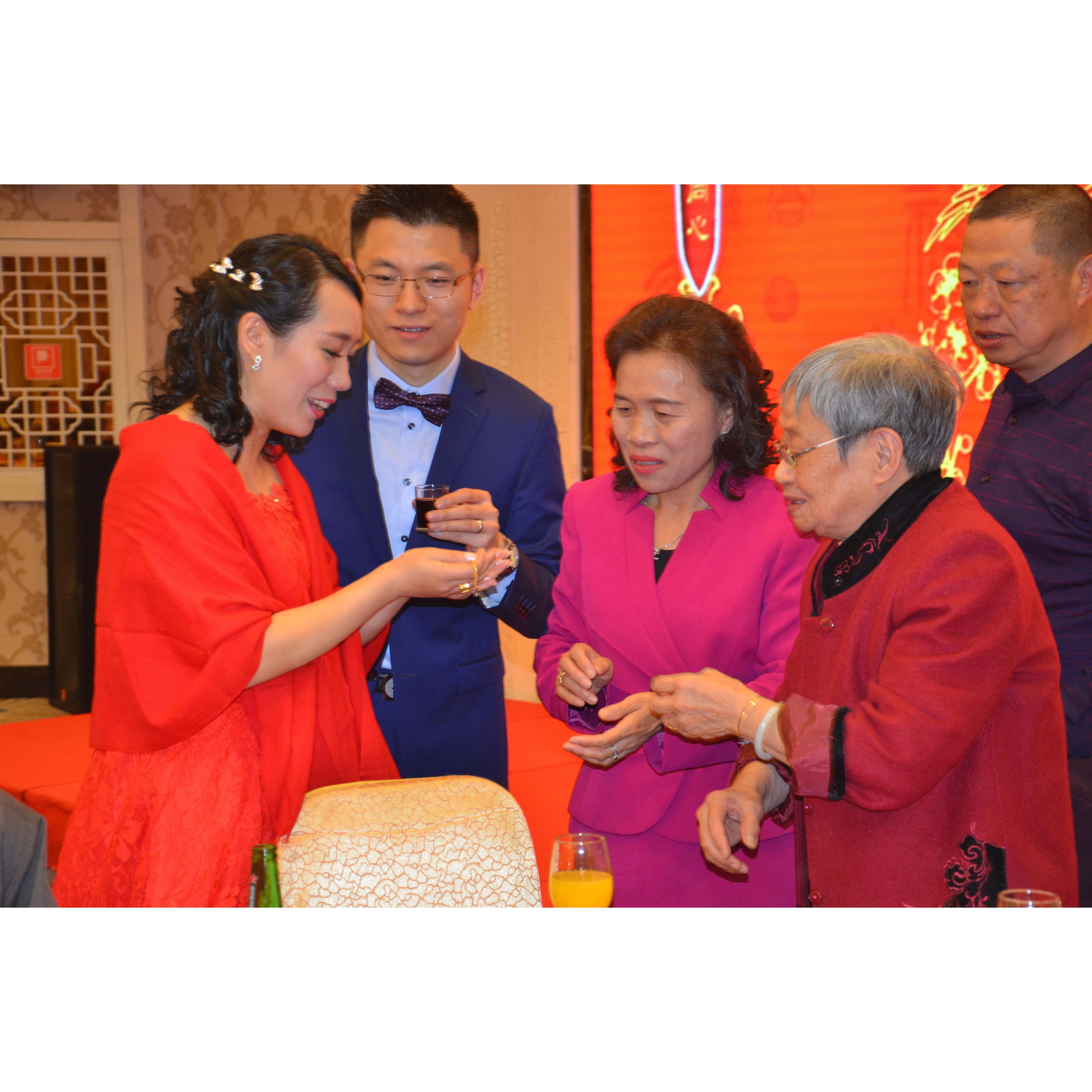 In Fuzhou, Xian's hometown. Li met with Xian's family. Xian's grandma gave Li a precious golden necklace as a gift.
