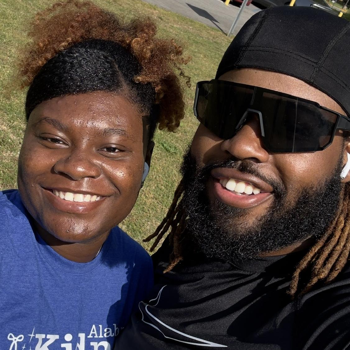 🏃🏾‍♀️🏃🏾‍♂️