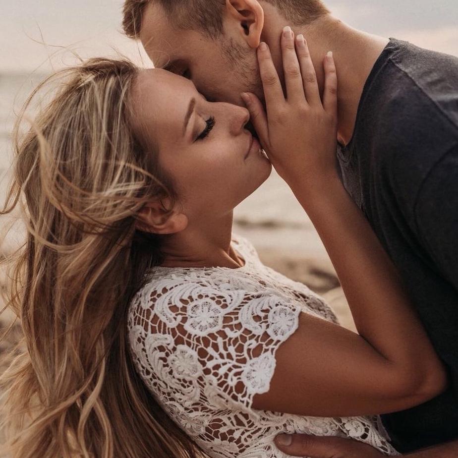 2021. Janel takes wonderful photos of us in our first official couples photoshoot on Woodlawn Beach.