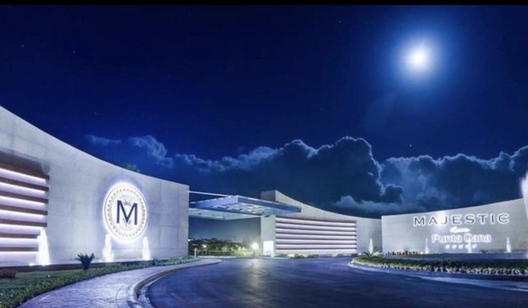 The Wedding Website of Janicia Henderson and Raymond Bray