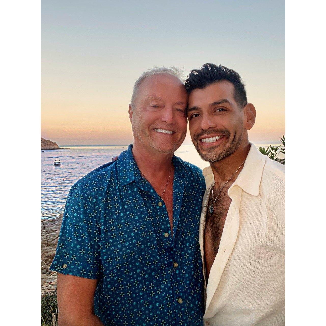 Celebrating 1 year of love together on the beach in Mykonos. (Mykonos, Greece. 2022)