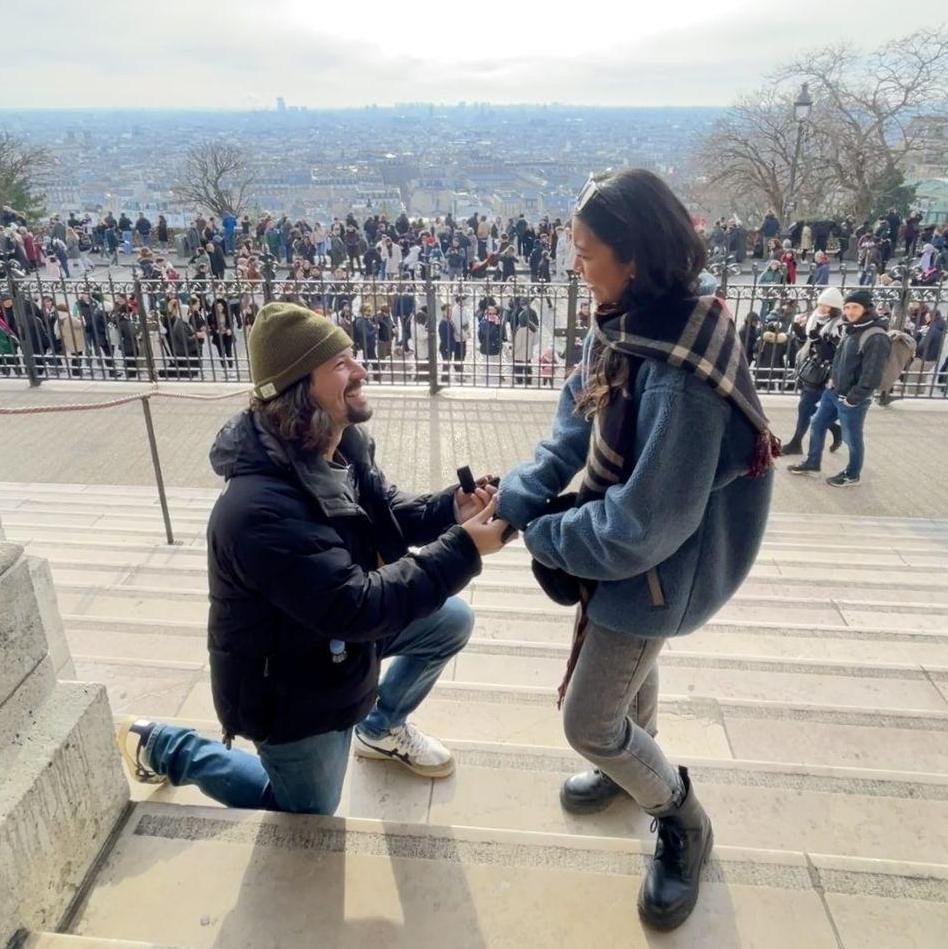 Surprise proposal at the top of the stairs in front of Basilique du Sacre-Coeur