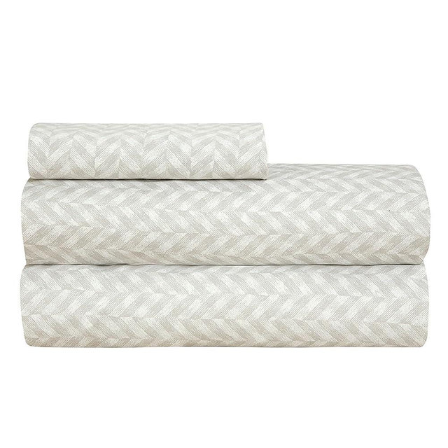 Royale Linens 300 Thread Count 100% Long Staple Combed Cotton Sheet Set - 4 Piece Queen Bed Sheets - 1 Fitted, 1 Flat & 2 Pillow cases - Soft Cool & Crisp Sheet (Queen, Heritage Herringbone,Microchip)