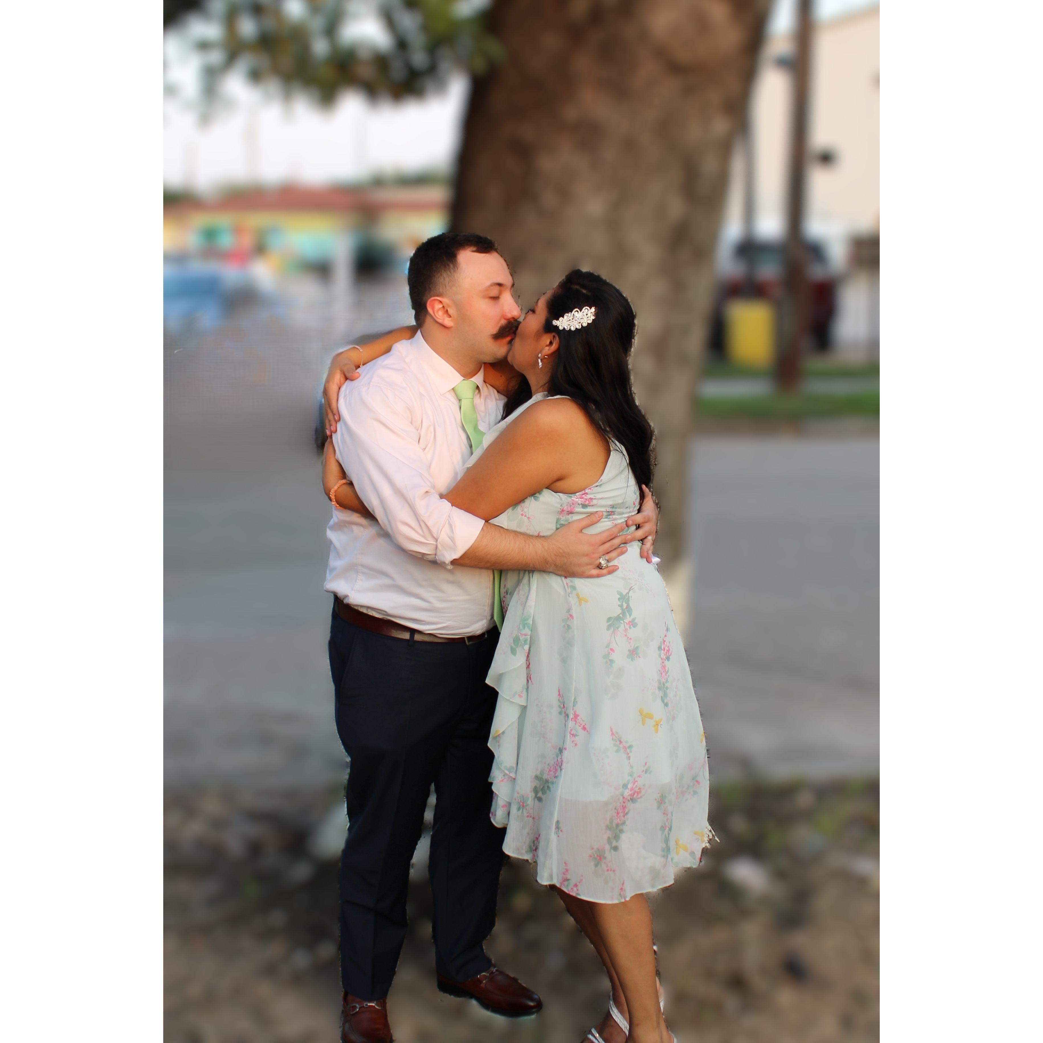 Golden hour glow! ✨📸 Laura and Joseph, radiant with love, facing the future together