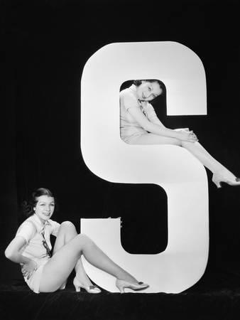 Women Posing with Huge Letter S Photographic Print by Everett Collection at Art.com