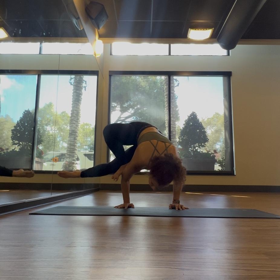 I’m a yoga teacher and truly embrace everything about expressing ourselves through movement. 
Soy profesora de yoga y aprecio la expresión de nosotros mismos a través del movimiento.