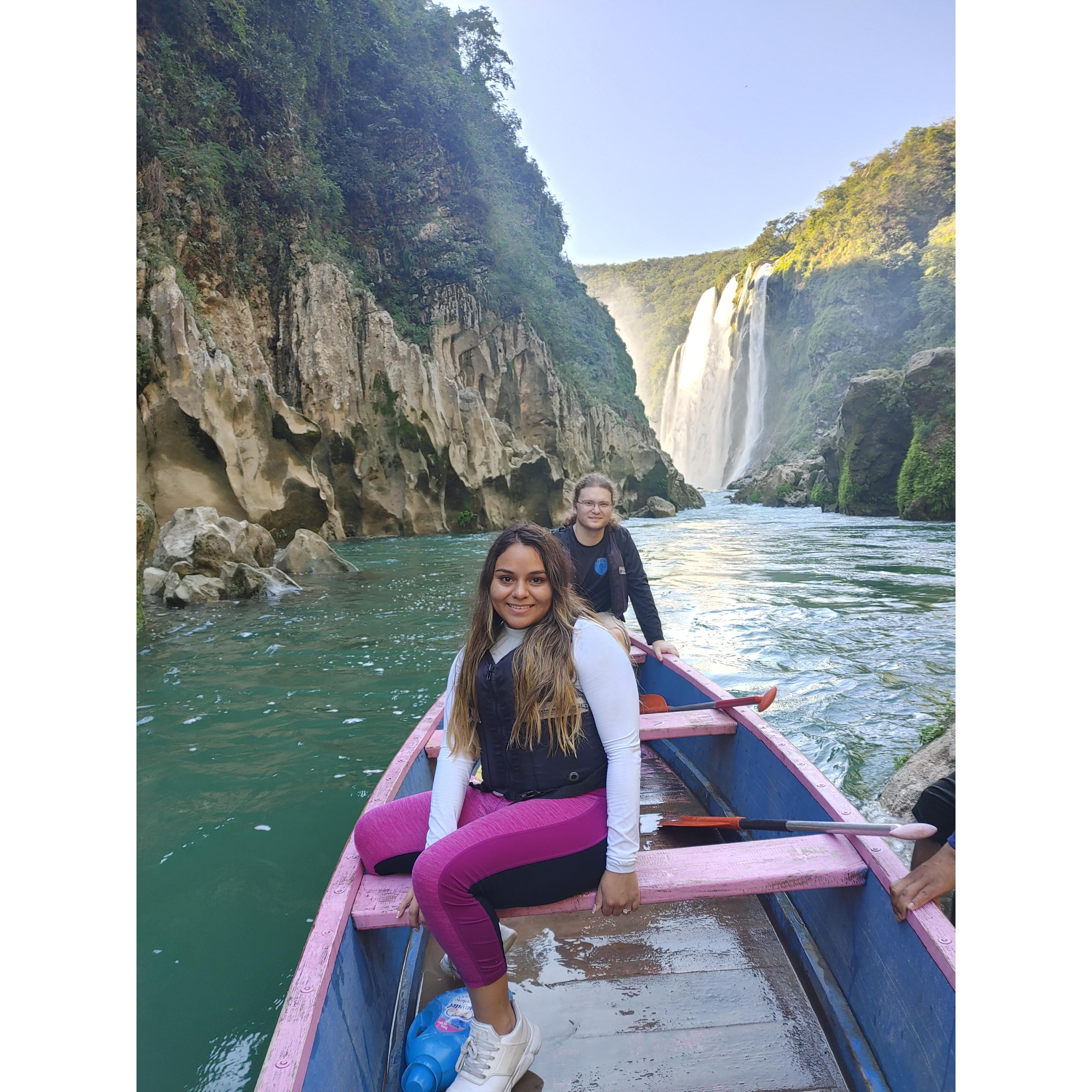 La cascada Tamul en San Luis Potosí. Para llegar aquí tuvimos que remar por una hora, fue difícil pero al final nos sumergimos en el agua y nos dejamos llevar por la corriente.