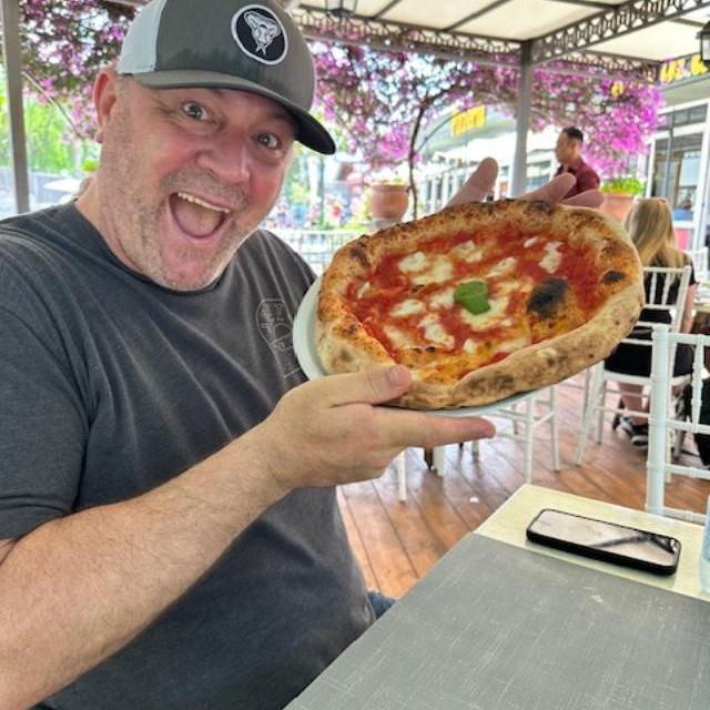 Who doesn't love a pizza in Italy