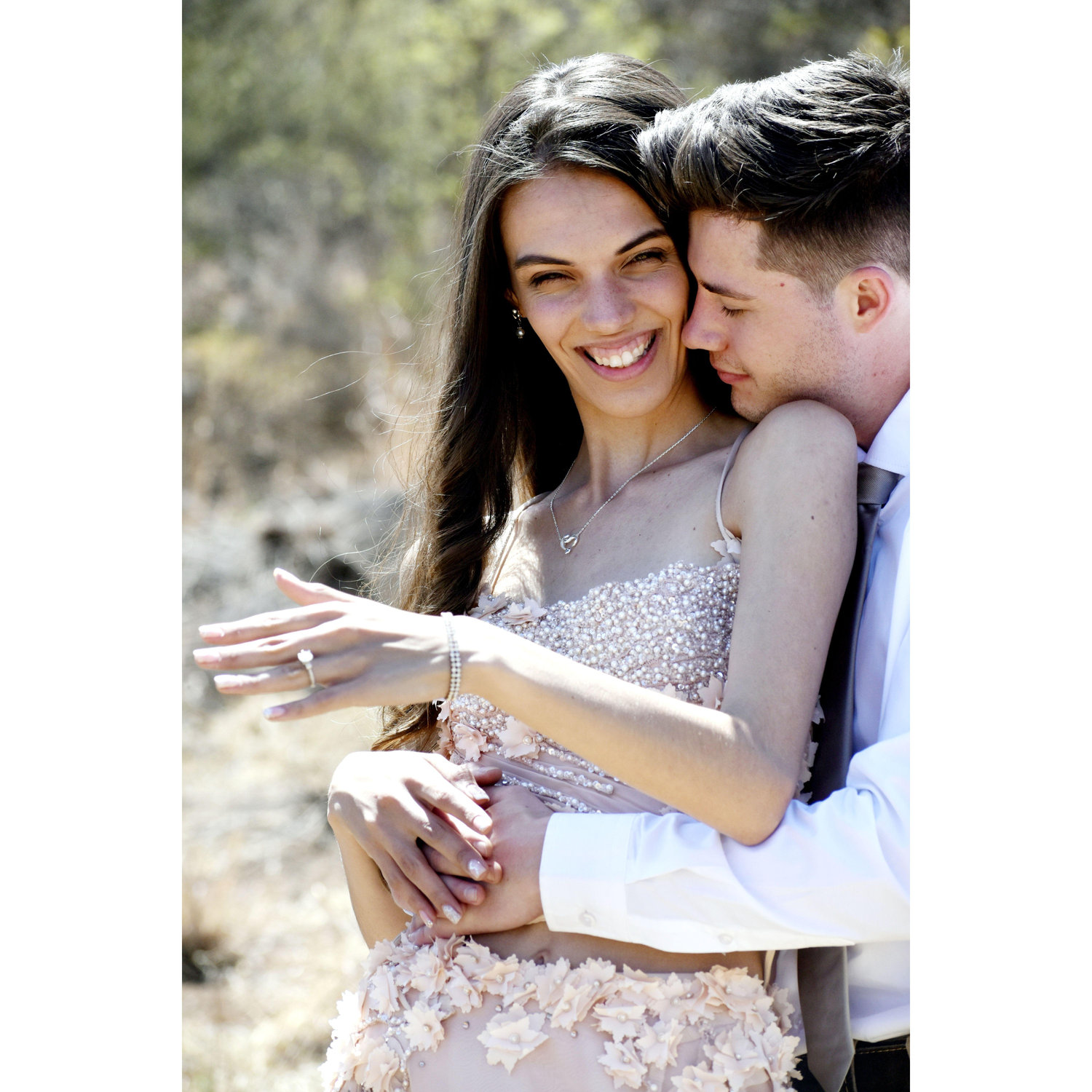 Verlowings fotosessie. In 'n wonderwêreld waar ek jou storie geword het en jy myne, vloei ons lewens oor die horison onder die hemel van hoop -'n ewige verbintenis wat ons na ñ pragtige toekoms lei.