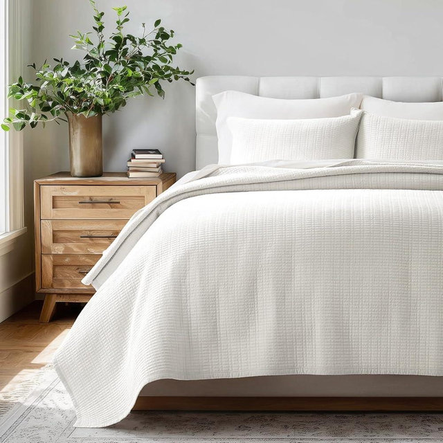 EverGrace 100% Cotton Quilt King Size, Pre-Washed Modern Grid Stitch Lightweight Bedspread Coverlet for All Season, Oversized 3-Piece Bedding Set with 2 Pillow Shams, Bright White | Modern Grid Stitch, 100% Cotton, Pre Washed, Oeko-Tex Certified, Oversized, Lightweight