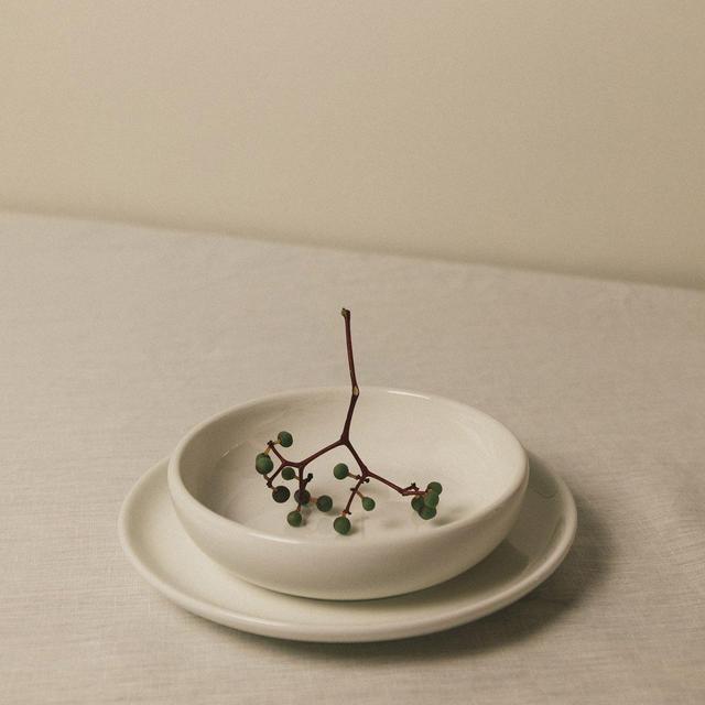 R+D Bilancia Medium Flat Bowl | Milk