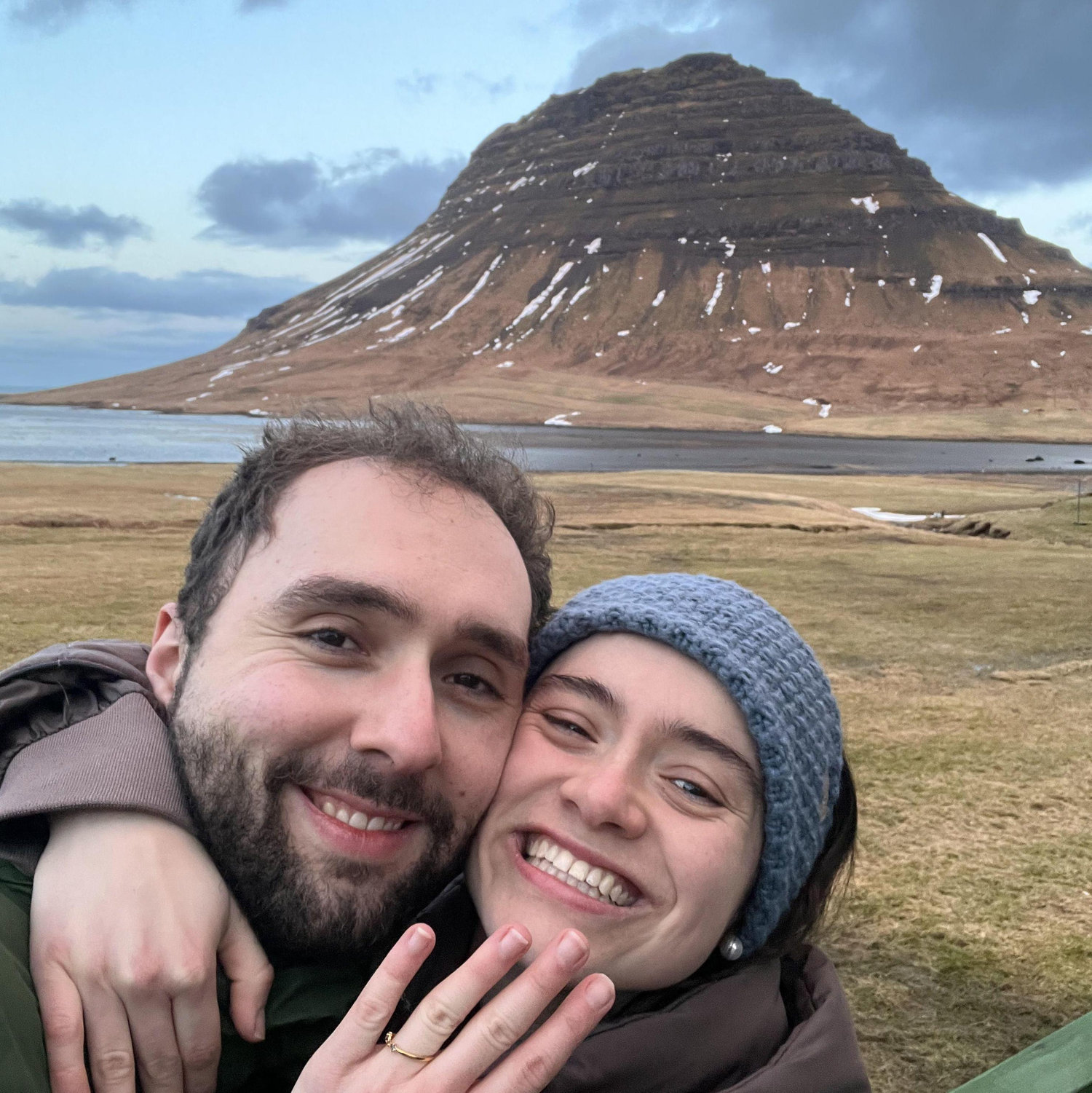 In front of the Kirkjufell, Natalia said YES and Don Leandro organized a night full of Norther Lights, what a moment.