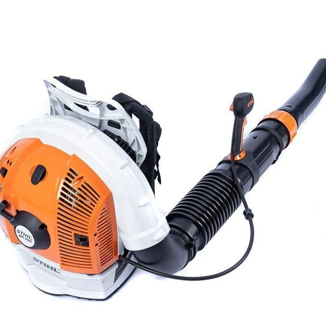 Stihl BR 700 back-carrying professional leaf blower with adjustable blow tube and a maximum blowing force of 88 m/s