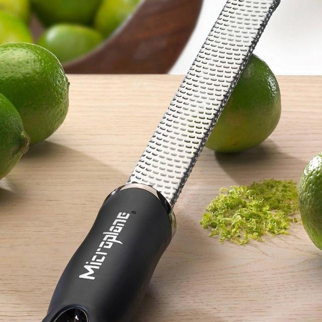 Microplane Premium Classic Series Zester Grater, 18/8, Black - Lemon Zester & Cheese Grater & Vegetable Grater - Citrus, Parmesan Cheese, Garlic, Ginger, Nutmeg, Chocolate - Stainless Steel Grater
