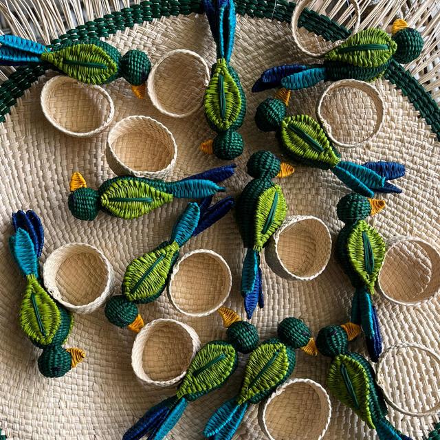 Servilleteros artesanales con pajaritos tejidos en palma