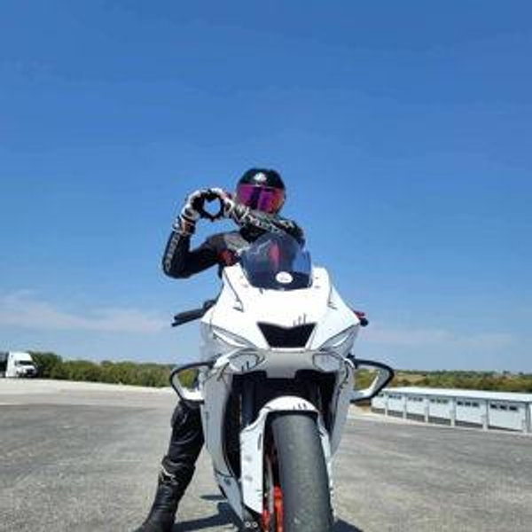 2025 Yamaha R1 (:
