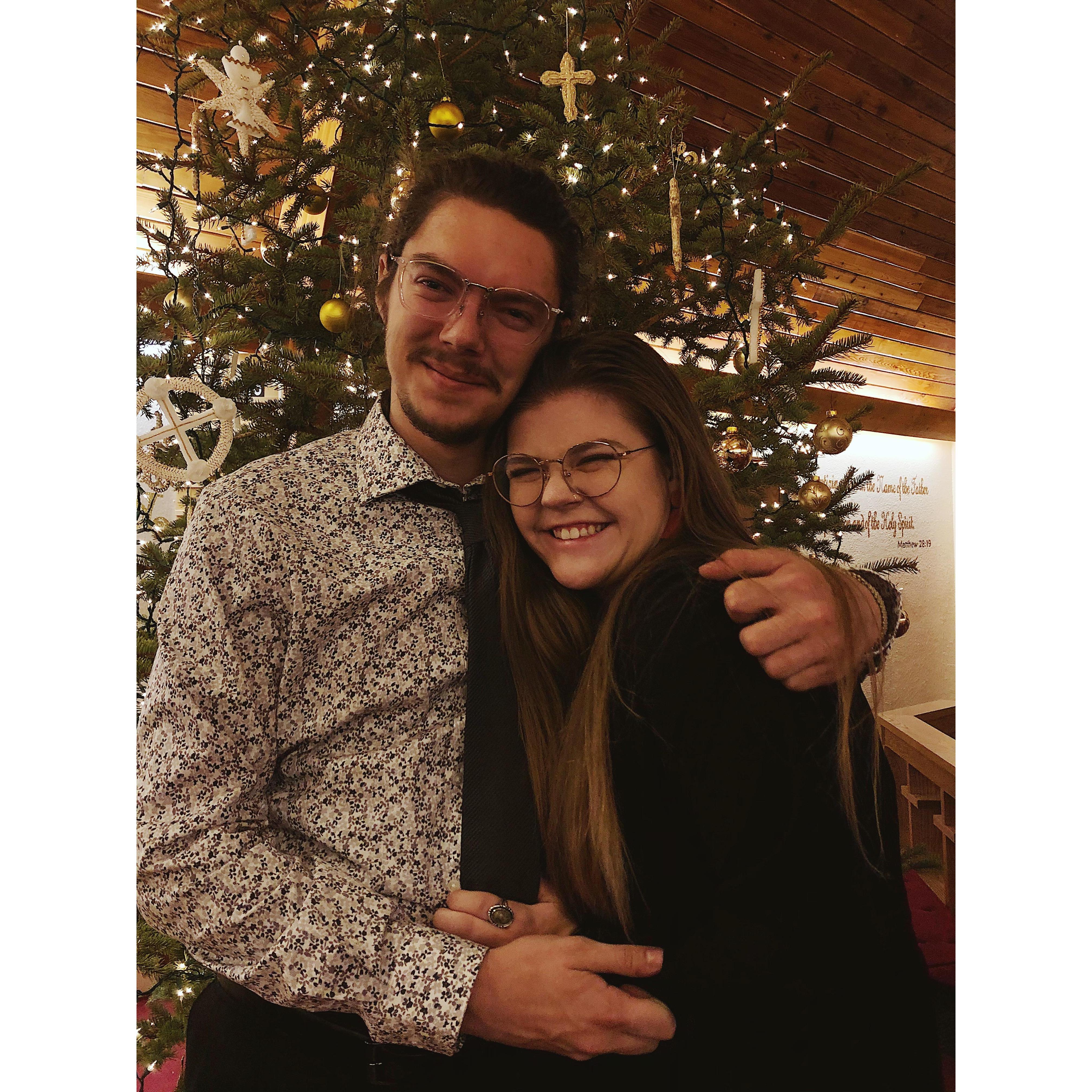 Just about an hour after we had gotten engaged 💛
