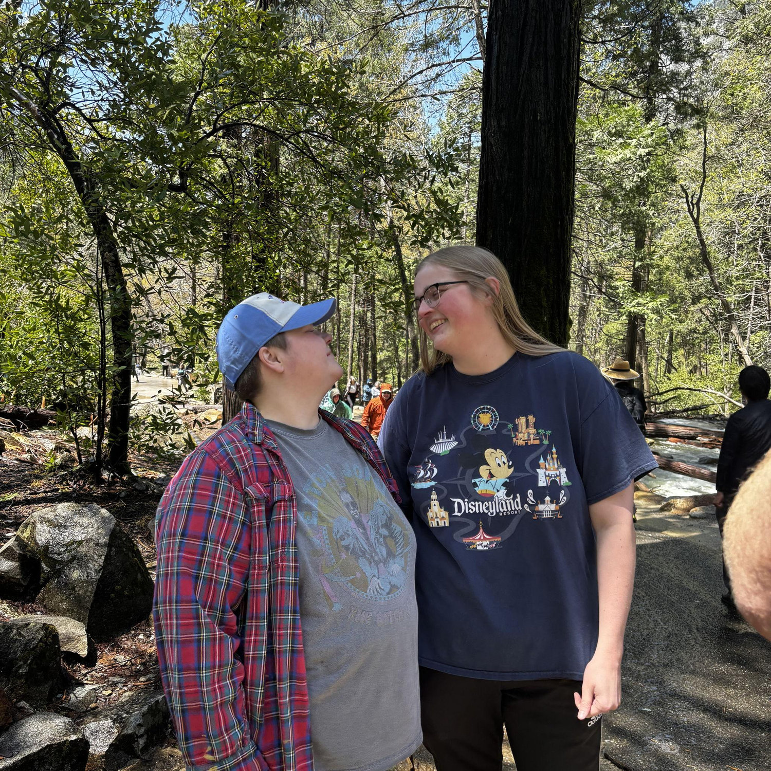 On the morning of Hannah’s 30th, the couple brought friends into Yosemite for a quick walk to Bridalveil Falls, followed by a picnic lunch nearby.